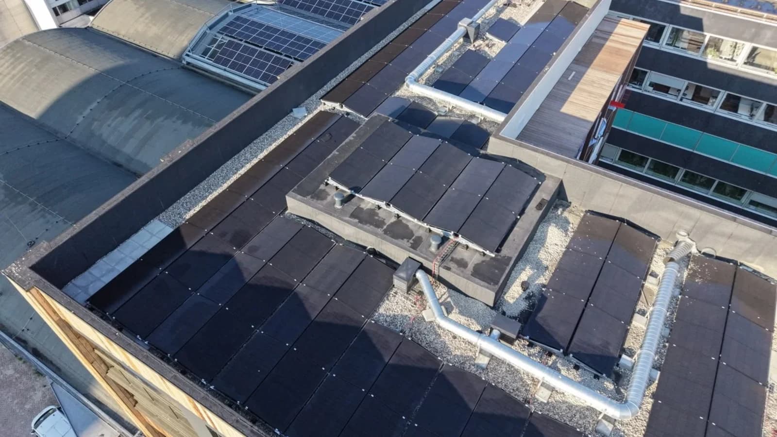 Overzicht van een afgeronde PV-installatie op een bedrijfspand