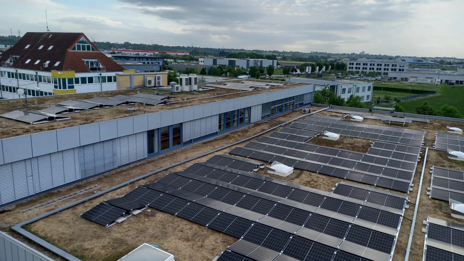 Zonnepanelen op een bedrijfspand vanuit de lucht