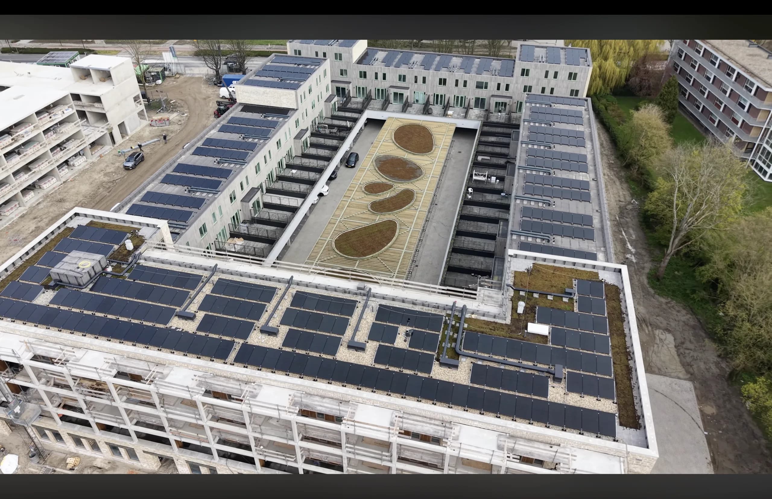 PV-panelen op platte daken bij project Heemtuinen F1 in Vlaardingen