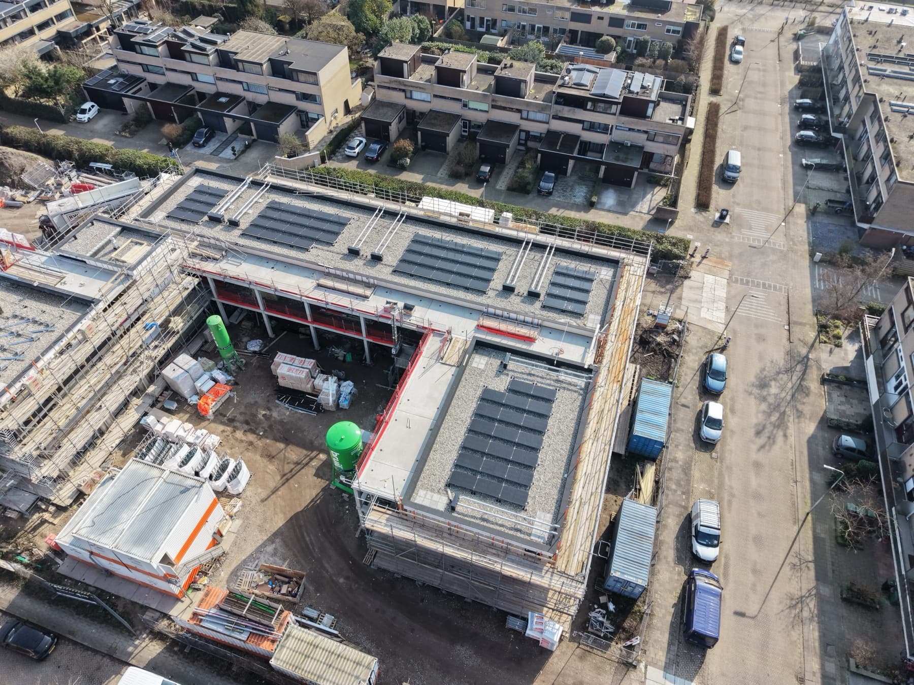 Dronefoto van projectlocatie met zonnepanelen tijdens uitvoering