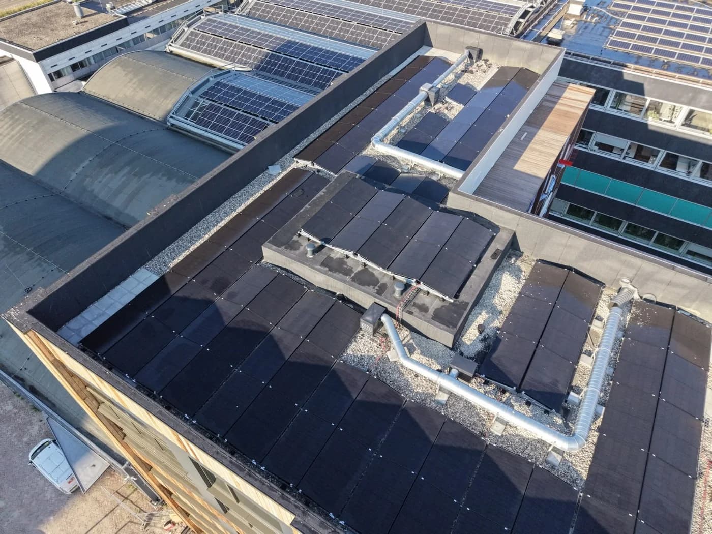 Zonnepanelen op een stedelijk plat dak met technische installaties