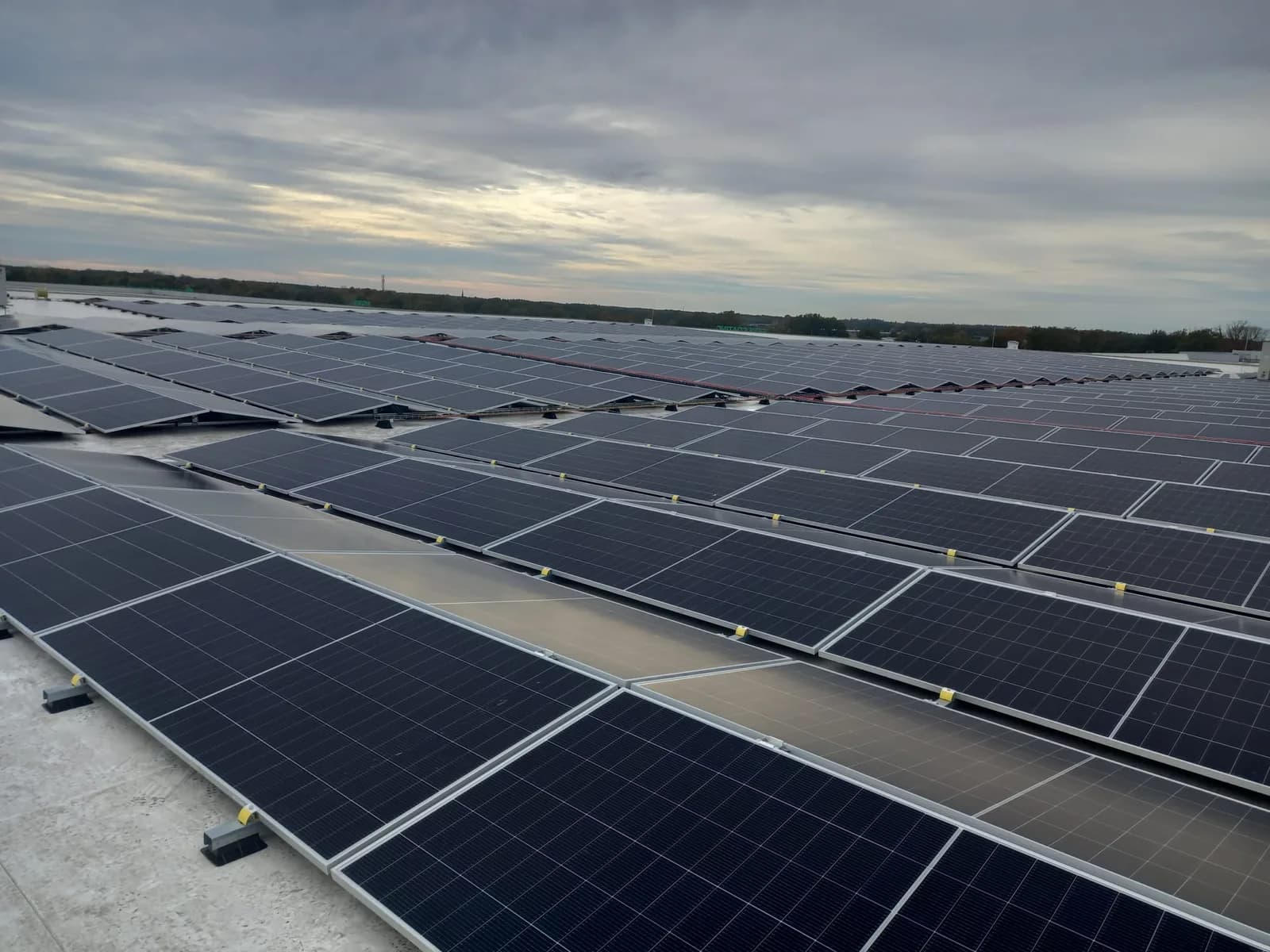 Zonnepanelen op een bedrijfsdak