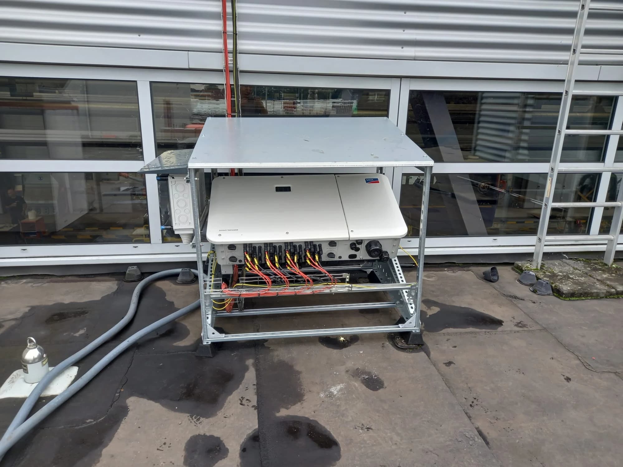 Omvormer met bekabeling, aangesloten tijdens onderhoud aan een PV-installatie
